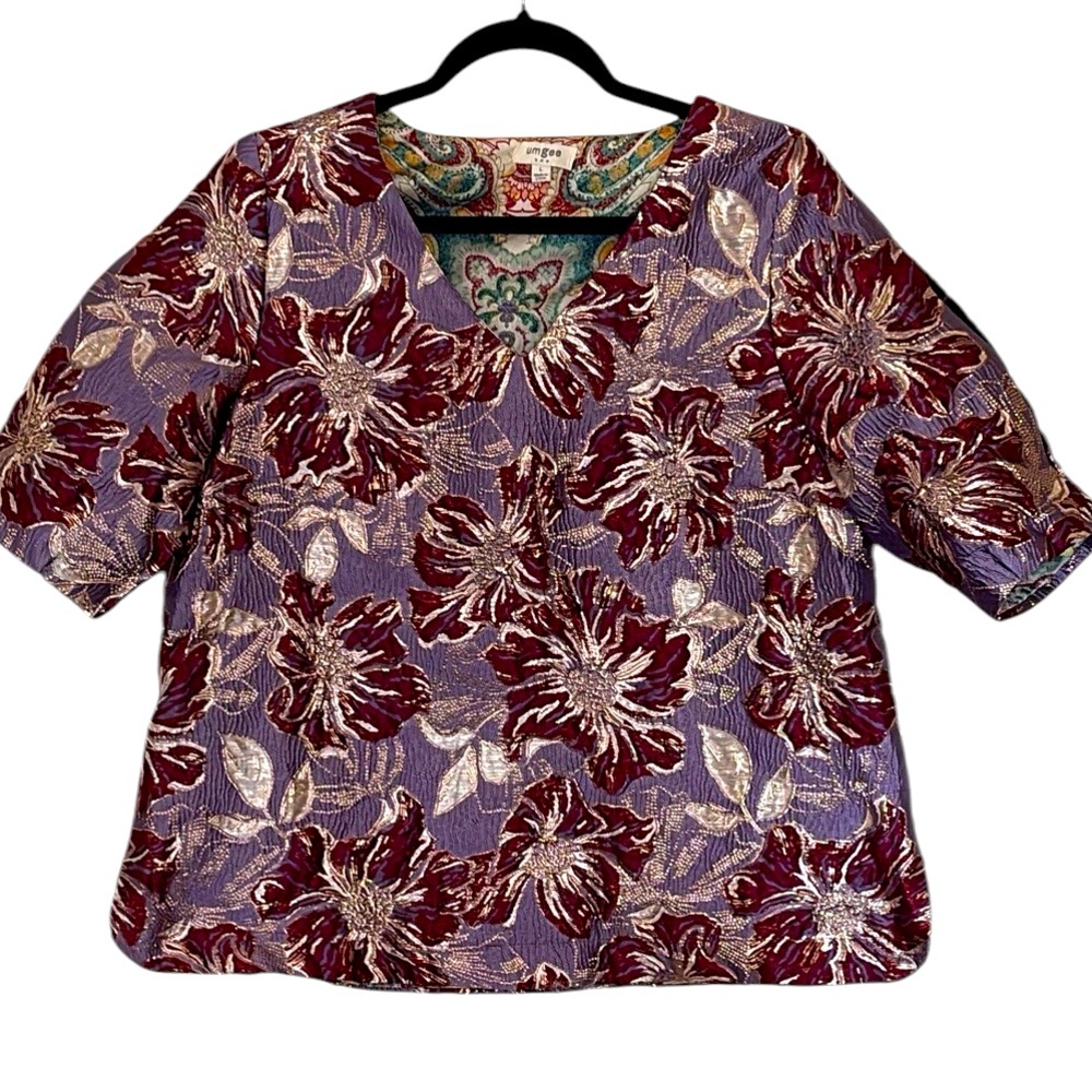 Umgee top/blouse floral “foil” like print, lavender with cranberry flowers, L